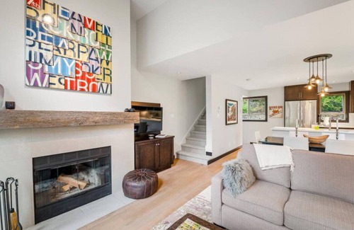 Blackcomb House | Upper Village 3BR:Sleeps 6,Hot tub,Patio+BBQ,Free Parking & Steps from Golf Course!