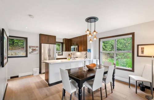 Blackcomb House | Upper Village 3BR:Sleeps 6,Hot tub,Patio+BBQ,Free Parking & Steps from Golf Course!