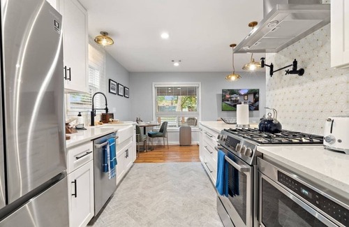 North Loop House | Upscale 1948 Vintage North Loop Bungalow