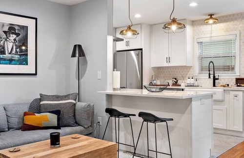 North Loop House | Upscale 1948 Vintage North Loop Bungalow