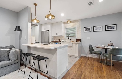 North Loop House | Upscale 1948 Vintage North Loop Bungalow