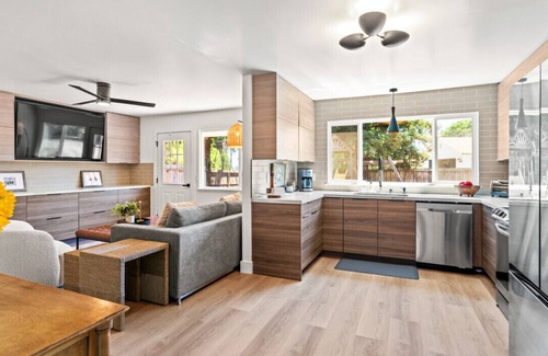 Sonoma House | Upscale 3 BD + Bonus, Pool, Spa, Minutes to Plaza