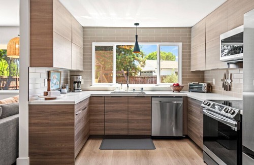 Sonoma House | Upscale 3 BD + Bonus, Pool, Spa, Minutes to Plaza