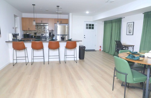 Newark House | Upscale 3-bedroom/2.5-bath unit near EWR, NYC, MetLife, Prudential, and more.