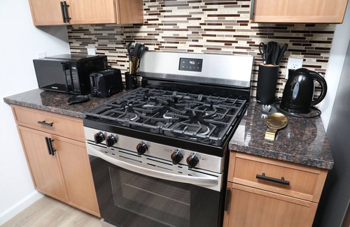 Newark House | Upscale 3-bedroom/2.5-bath unit near EWR, NYC, MetLife, Prudential, and more.