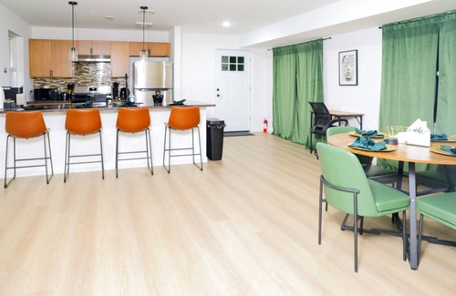 Newark House | Upscale 3-bedroom/2.5-bath unit near EWR, NYC, MetLife, Prudential, and more.