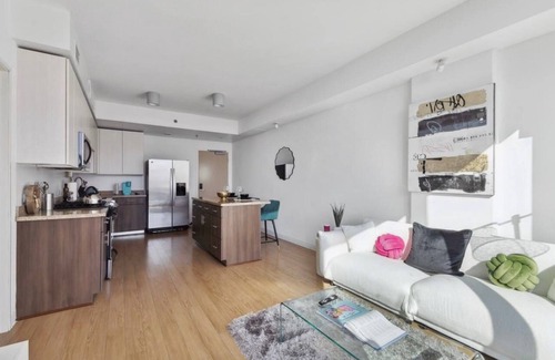 Beverly Hills Apartment | Upscale Apartment with Breathtaking Views | Free Parking | Gym, Pool & Hot Tub