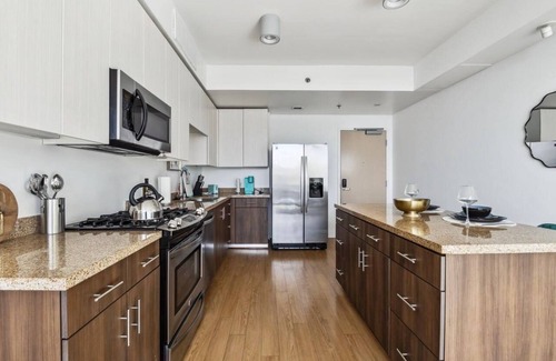 Beverly Hills Apartment | Upscale Apartment with Breathtaking Views | Free Parking | Gym, Pool & Hot Tub