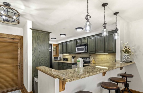 Foscoe Condo | Upscale Condo in Gated Echota Community