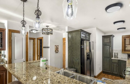 Foscoe Condo | Upscale Condo in Gated Echota Community