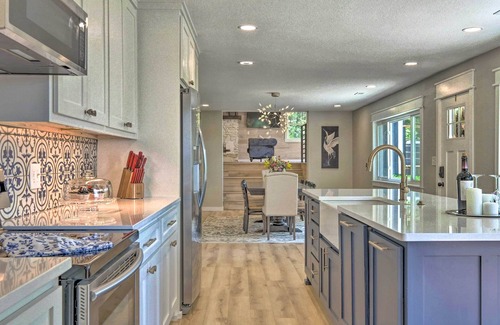 Rogers Cottage | Upscale Cottage with Furnished Lake-View Deck!