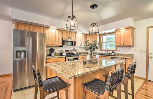Higgins Lake House | Upscale Family Cottage < 1 Mi to Higgins Lake