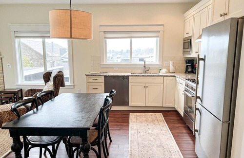 Harbor Springs Condo | Upscale Flat w/Private Ent on Main St. 2BD/1BA + AC, Wifi, Rooftop Deck