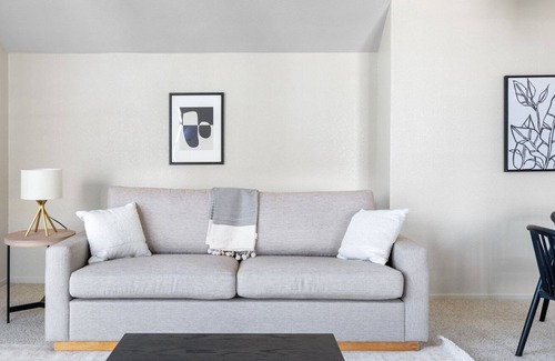 Foster City Apartment | Upscale Foster City 2BR w/ W/D, Gym, Pool, 1 mi. to shops, by Blueground