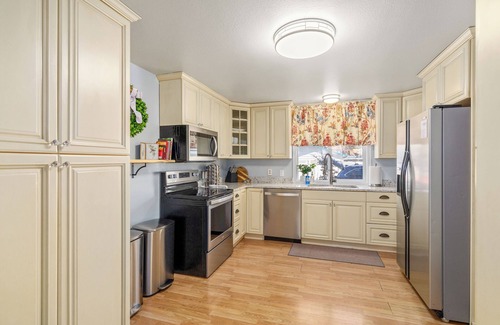 Coeur d'Alene House | Upscale Heated Pool Retreat Near Lake CDA with Hot Tub