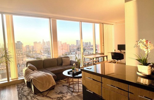 Wilshire Center Apartment | Upscale highrise apartment with city view in Ktown DTLA