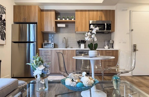 Wilshire Apartment | Upscale K-Town 1BR w/Gym + Wifi + Washer/Dryer + Parking!
