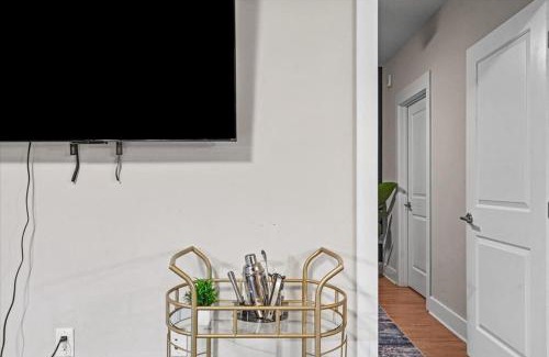 Charlotte Apartment | Upscale King 3BR Suite to Uptown Charlotte