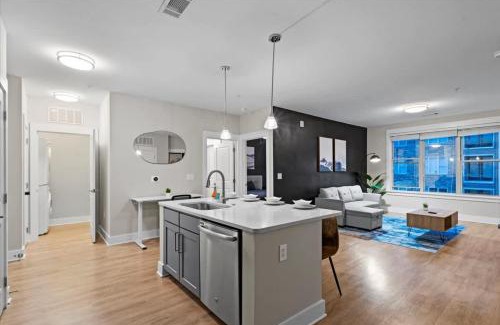 Charlotte Apartment | Upscale King 3BR Suite to Uptown Charlotte