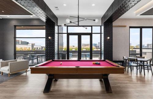 Edgehill Apartment | Upscale Music Row Corner Unit with Patio Rooftop with City View and Gym