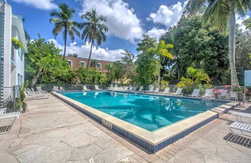 Old Naples Apartment | Upscale Naples Condo with Pool Access Walk to Pier!