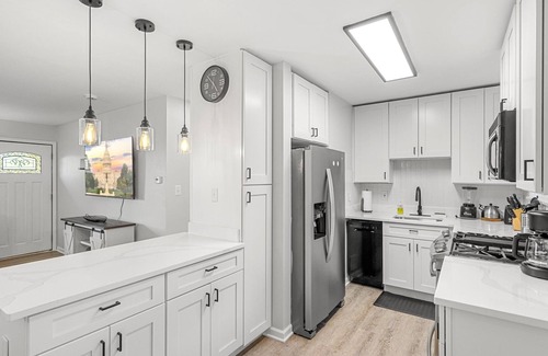 Jefferson Manor Apartment | Upscale Old Town Views 3BD Lux