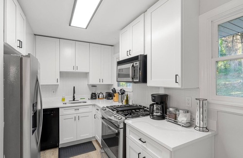 Jefferson Manor Apartment | Upscale Old Town Views 3BD Lux