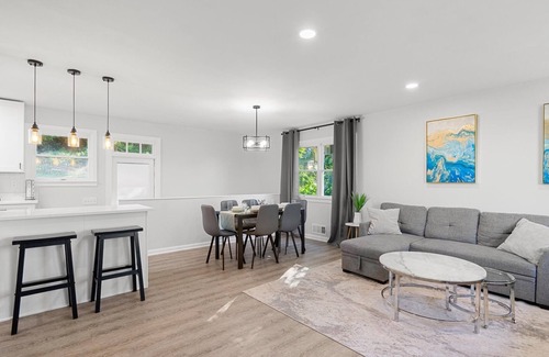 Jefferson Manor Apartment | Upscale Old Town Views 3BD Lux