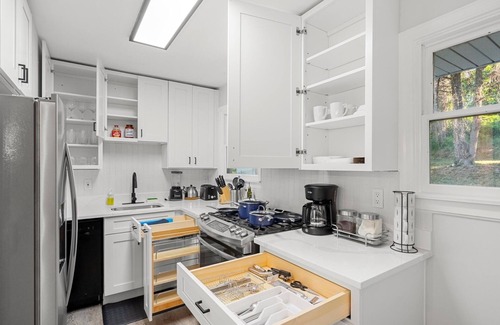 Jefferson Manor Apartment | Upscale Old Town Views 3BD Lux