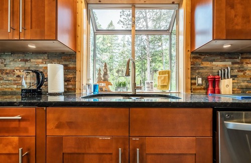 Cascade-Chipita Park Cabin | Upscale Remolded Modern Mountain Cabin l HOT TUB l Valley view l King suites