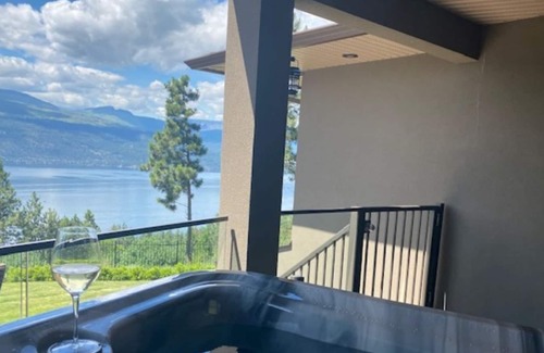 Central Okanagan House | UPSCALE Stunning Lakeview Romantic suite, Lake Country, BC
