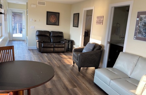 Central Okanagan House | UPSCALE Stunning Lakeview Romantic suite, Lake Country, BC