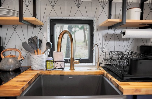 Indian Hills Cabin | Upscale Treehouse Escape - Hot Tub & Mountain Air
