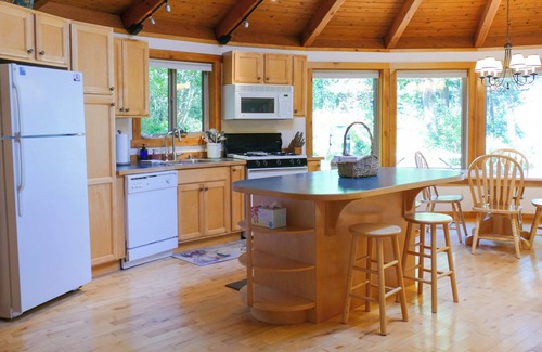 Lummi Island Cabin | Upscale Yurt/Sauna/Pet Friendly/Water View/FP, close to beach