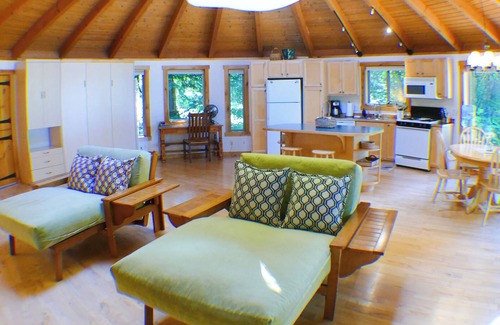 Lummi Island Cabin | Upscale Yurt/Sauna/Pet Friendly/Water View/FP, close to beach