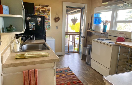 York Apartment | Upstairs at Thevictorian - Lush Walkable and Dog-friendly Retreat - Steps From Downtown Bellingham
