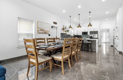South Padre Island House | Upstay: Island Retreat w Private Pool & Bay View