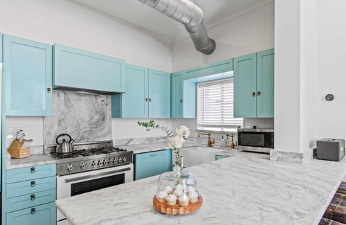 Old Enfield House | Upstay - Sleeps 22 w/Pool BBQ Games Palms & More!