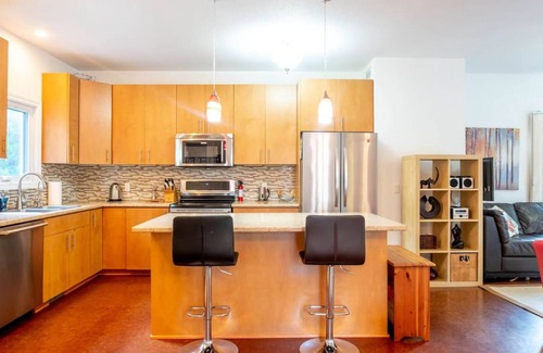 Waterloo House | Uptown Blue - Walk to Everything - Monthly rates!