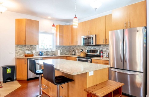 Waterloo House | Uptown Blue - Walk to Everything - Monthly rates!