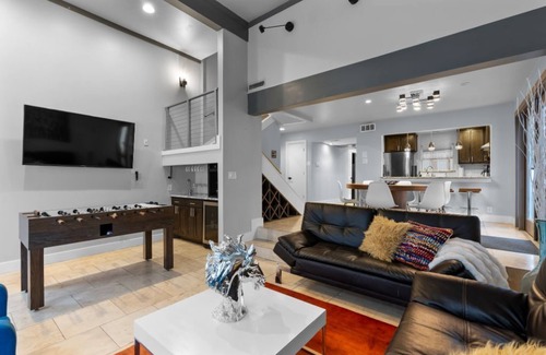 Oak Lawn House | Uptown Dallas Luxury Oasis with Cool Refreshing Spa