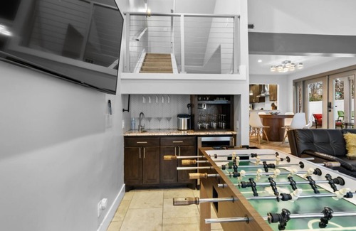 Oak Lawn House | Uptown Dallas Luxury Oasis with Cool Refreshing Spa