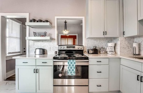 Central Oklahoma City House | Uptown OKC 5 BR w/spa!