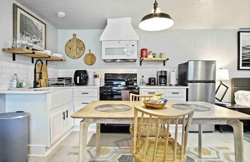 Central Oklahoma City Apartment | Uptown OKC Studio with Soaking Tub | Full Kitchen + Queen Bed | $1600/Month #04