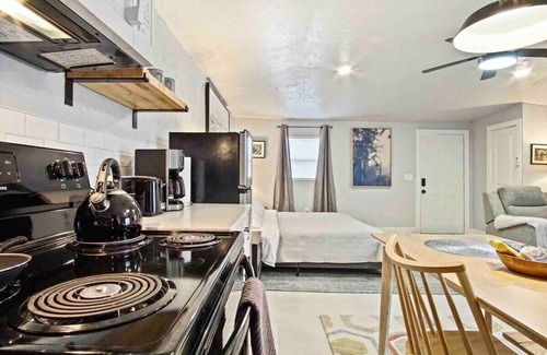 Central Oklahoma City Apartment | Uptown OKC Studio with Soaking Tub | Full Kitchen + Queen Bed | $1600/Month #04