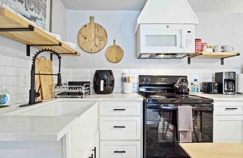 Central Oklahoma City Apartment | Uptown OKC Studio with Soaking Tub | Full Kitchen + Queen Bed | $1600/Month #04