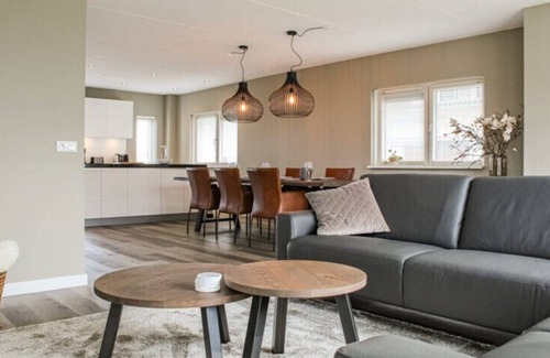 Idskenhuizen House | Ural Thùs is a 6 person water villa