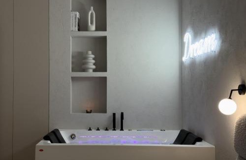 Katowice Apartment | Urban Apartments Global Jacuzzi, Floor 8th No 03, Garage, Self Check-in, No deposit