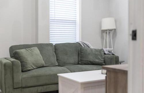 Detroit - Shoreway House | Urban Art Escape in Gordon Sq With King Size Bed