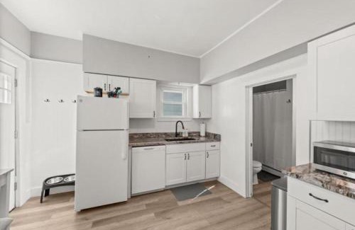 Detroit - Shoreway House | Urban Art Escape in Gordon Sq With King Size Bed